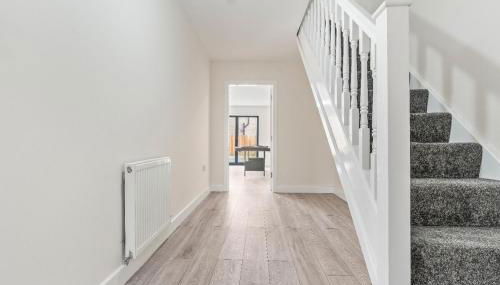 Modern 4-Bed, Parking, Pool Table, Sleeps 11 - Foto 4