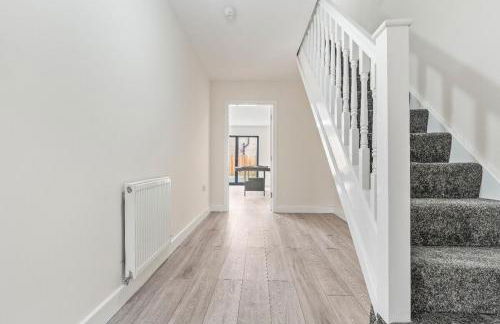 Modern 4-Bed, Parking, Pool Table, Sleeps 11 - Foto 4