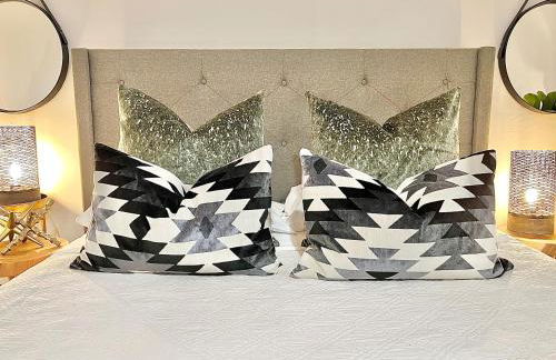 Luxury 4 bedroom 2 bath Lake Views - Photo 28