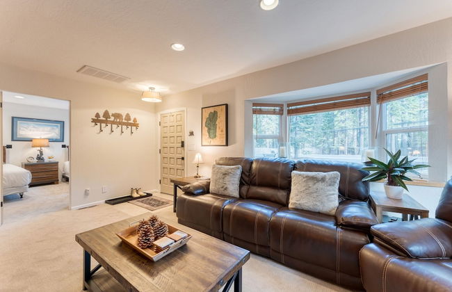 Westlake Cabin by Avantstay Hot Tub Near Skiing Walk to Restaurants Lake - Photo 8