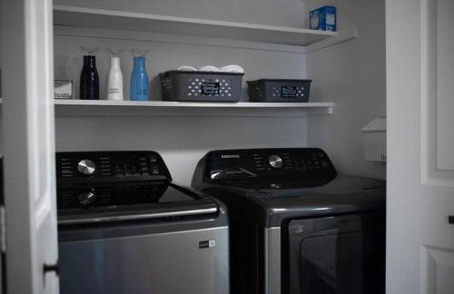 Solar Half-Plex with Chic Style in Country Glen - Foto 21