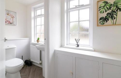 8 Bedroom House in Barwell Sleeps 15 with Parking - Foto 34