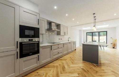 4 Beds Work Housing Near Croydon with Free Parking, High Speed WIFI sleeps up to 9 - Foto 4