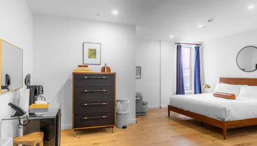 King Bed, Historic DTWN Hotel, Coffee Shop, Room # 202 - Foto 3