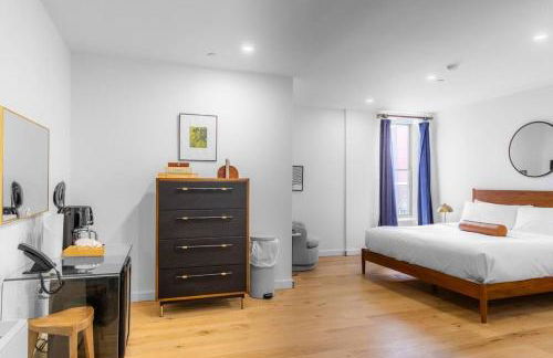 King Bed, Historic DTWN Hotel, Coffee Shop, Room # 202 - Foto 3