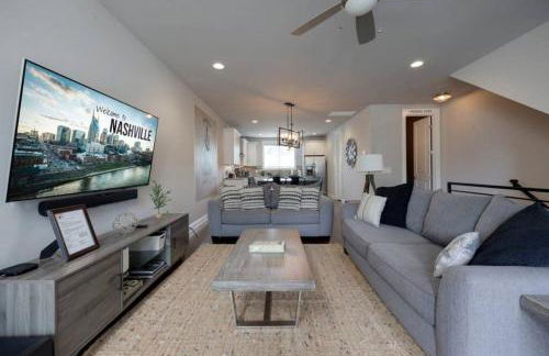 WeHo Nashville Home, Geodis Park, Mini-Golf, Arcade, 10min to Downtown! Sleeps 10! - Foto 8