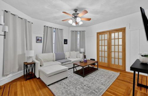 Spacious 2Br home in Malden with AC & heat - Photo 1