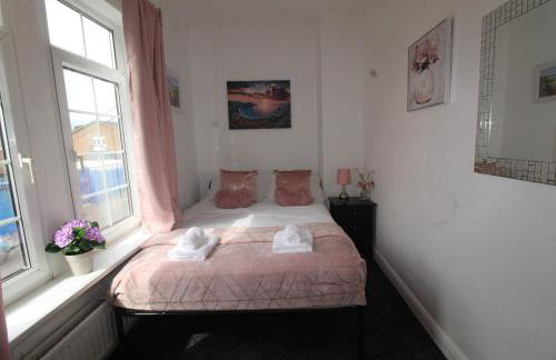 High Street House Thurnscoe by Smart Corporate Stays - Photo 6