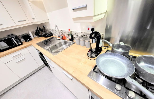 Large Modern House with Parking - Photo 31