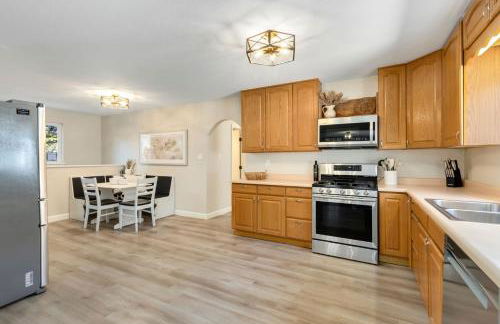 Downtown Windsor Home with Hot Tub and Pool Table - Foto 29