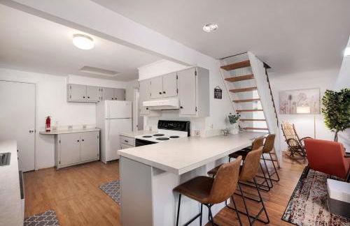 Renovated cabin w hot tub & deck - Foto 14