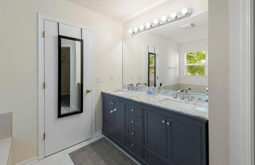 Modern Comfort Loves Park - Stylish 3BR Getaway - Foto 37