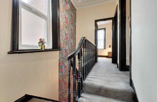 Newcastle CITY APT5,FREE STREET PARKING,4 BEDROOM HOUSE WITH 2 FULL BATHROOM AND KITCHEN,ALL ROOMS WITH TVs,7 BEDS,NETFLIX - Photo 25