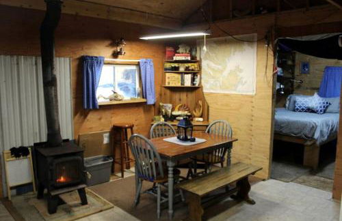 Coastal Camping Cabin with Wood-Burning Stove on Whale Island, Alaska - Foto 3