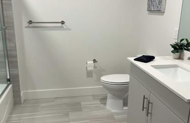 Luxury 2 Bed 2 Bath Waterfront Condo with Patio Sunsets Gym and Parking - Foto 53