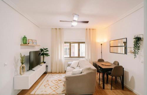 Centro, Hospital y Campus Universitario a 5 minutos - Camas de primera - Lavadora - SmartTV - Wifi 1 GB - Teletrabajo - Foto 1