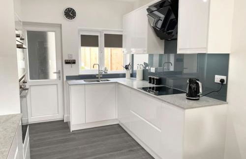 A modern, dog-friendly 3 bedrm canal side property - Photo 4