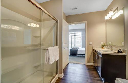 The Urban Oasis Garage Parking Walk-In Shower - Foto 41