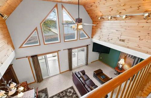 Newer Cottage on the Lake, ample space for boats - Foto 9