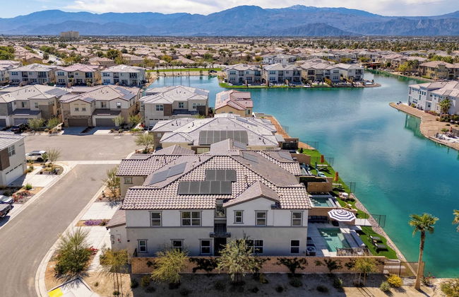 Lakefront w/ Private Pool, Great for Festival Season Lago Luxe by Avantstay - Foto 41