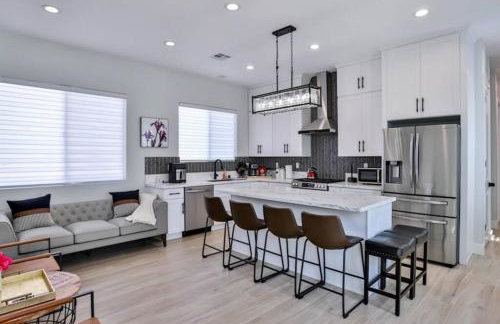 H&H New Built 2023 Hidden Gem Heart of OC 3 Queen Beds - Foto 7