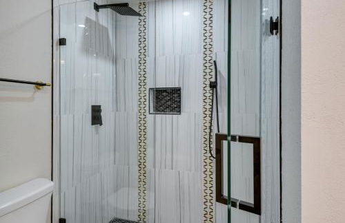 11 Mi to Six Flags! Poolside Oasis in Bedford - Foto 23