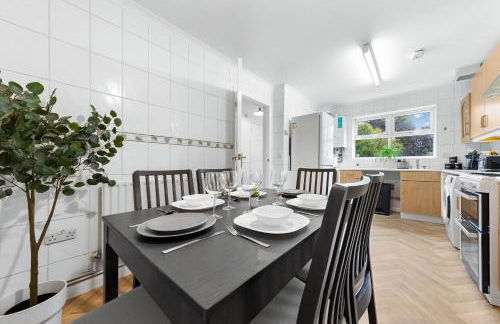 Cozylease 3 Bedroom Canary Wharf Family,Workcation, Fast WiFi, Workspace,1 stop to City - Photo 52