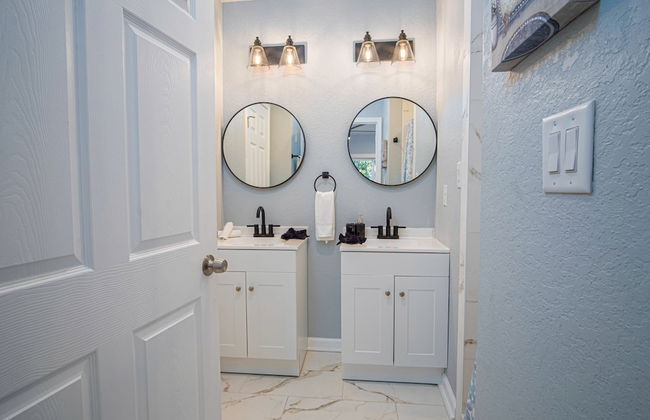 Escape to 4br/3ba Brand New Downtown Home - Foto 18