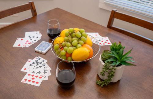 Jennifer's Cozy Apt Walk to Brown In Unit Laundry - Foto 2