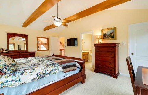 Lakefront Poconos Family Home with Pool Access - Foto 14