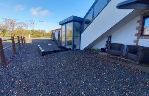 Gîte rénové avec piscine chauffée et jardin clos, à proximité des plages et de la campagne bio. - FR-1-426-531 - Foto 27