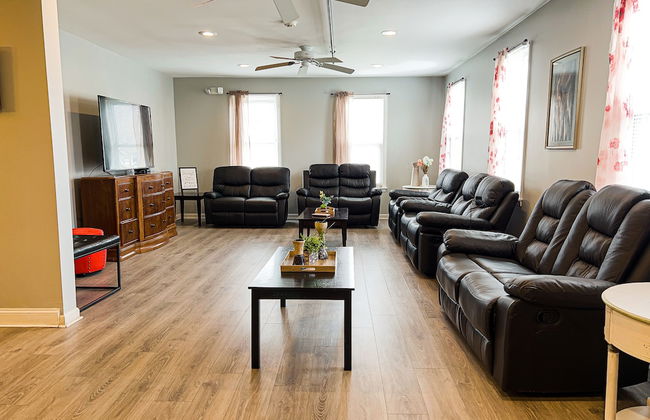 THE 1023 With Private Yard & Parking, Near Falls & Casino by Niagara Hospitality - Photo 28