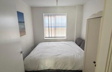 Two Bed flat, very close to airport, Ground Floor with parking - Photo 6