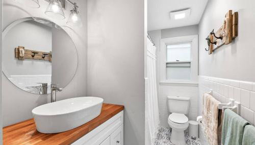 4BR Home | Walk to Beach & Downtown | Parking - Foto 3