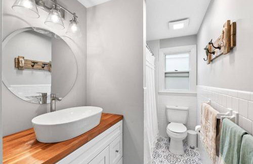 4BR Home | Walk to Beach & Downtown | Parking - Foto 3