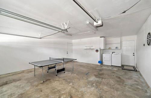 Covered Back Patio Covered Parking Game Room WIFI Smart TV's every room Washer & Dryer - Foto 6