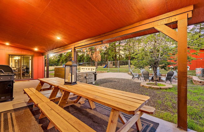 Spacious Canyon Peak Pine View Home Game Room Hot Tub - Photo 9