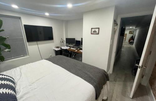 Stylish English Basement Perfect for Long Stays - Foto 14