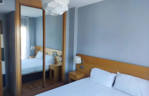 Apartamento luminoso cerca de Plenilunio y aeropuerto con garaje, piscina y vigilancia 24h - Photo 2