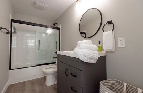 Main Street Balcony Apartment For up to 8 guests! - Foto 18