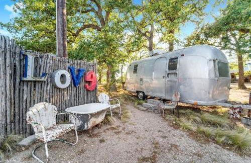 Luxury Airstream Campsite Nestled Beneath Oak Trees Outside of Austin, Texas - Foto 22