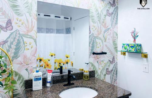 The Stallion #104 - Brand New Modern Spacious Loft with Patio - Walkable to attractions - Foto 13