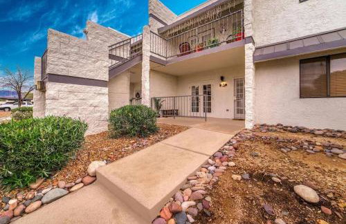 Bright Eastside 2BD 2BA Retreat w Pool and Parking - Foto 26