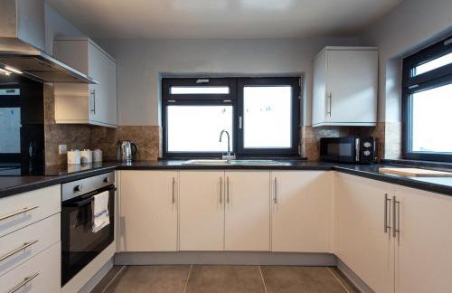 Spacious Cottage 3 Bedrooms with Free Private Parking in a Central Location - Foto 27