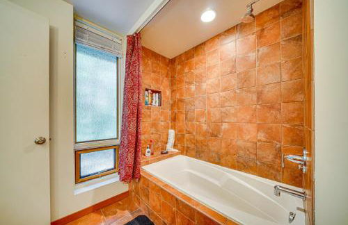 8 Mi to Dtwn Seattle Pet-Friendly Apt with Hot Tub - Foto 14