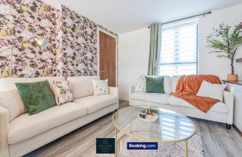 Luxury Retreat For 10 Short Lets & Serviced Accommodation Manchester with Hot Tub and Spacious Garden - Foto 27