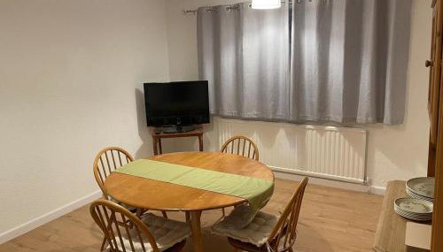 10 mins from Gatwick, jacuzzi, 8 persons - Foto 3