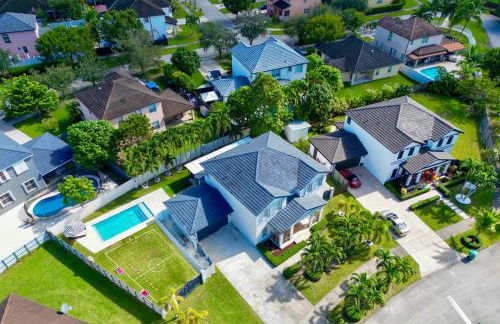 Miami Getaway Heated Pool Villa with Mini Golf & BBQ - Foto 1