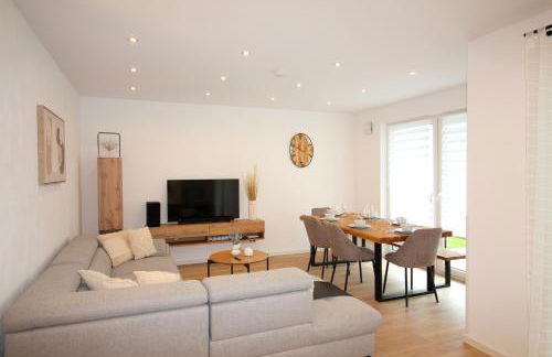 Großes Apartment mit Küche, Dusche, Badewanne, Balkon, Parkplatz vor dem Haus, ruhig gelegen, ADA4 - Foto 1