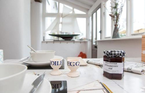 Lovely Cottage by Coastal Footpath & Surf Beaches! - Photo 17